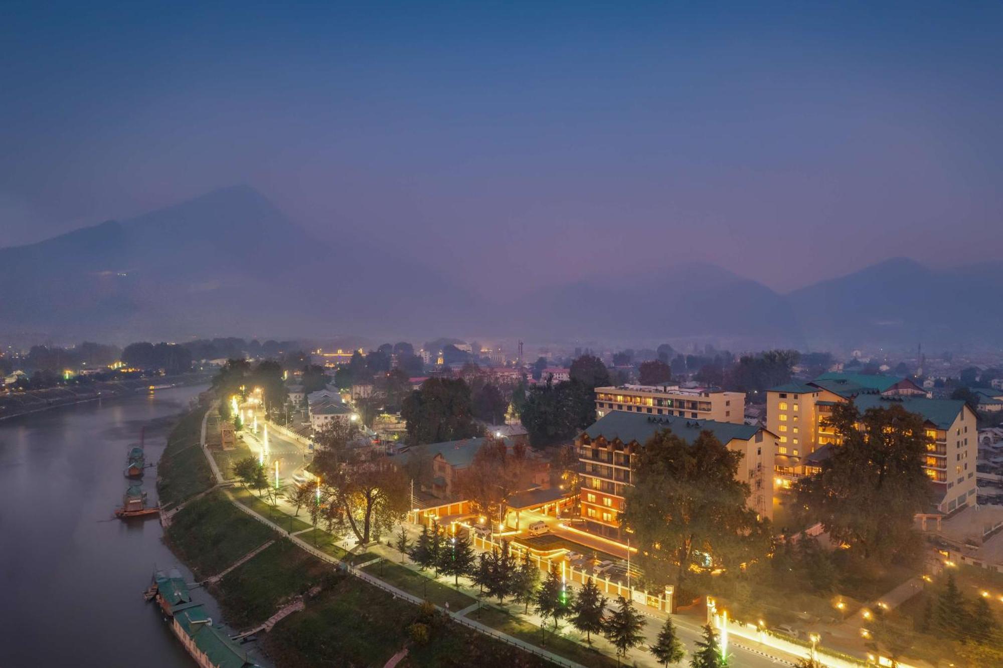 Radisson Collection Hotel & Spa, Riverfront Srinagar Esterno foto